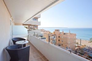 uma varanda com uma mesa e vista para o oceano em PALMA BEACH HOTEL Adults Only em Can Pastilla