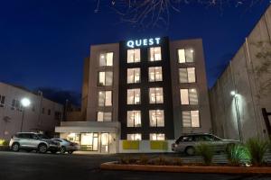 un hotel de búsqueda con coches estacionados frente a él en Quest Nelson, en Nelson