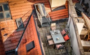 una vista aérea de un edificio con mesa y sillas en 4 Arts Apartments by Adrez en Praga