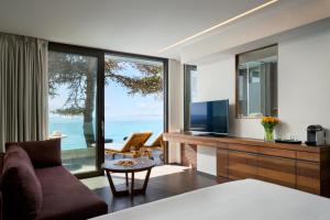 Телевизор и/или развлекательный центр в White Rocks Hotel Kefalonia