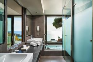 Кровать или кровати в номере White Rocks Hotel Kefalonia