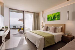 Кровать или кровати в номере White Rocks Hotel Kefalonia