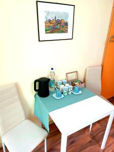 une table avec un chiffon bleu et deux chaises dans l'établissement Hotel Zemlinski, à Payerbach