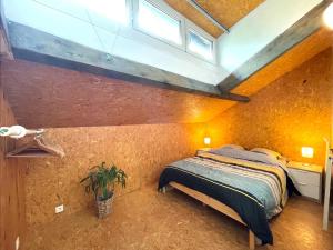 Logement à Toulouse dans un écrin de verdure في تولوز: غرفة نوم بسرير في غرفة