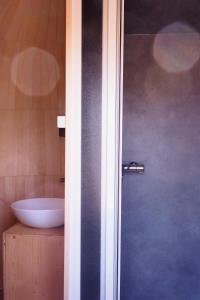 ein Bad mit einer Dusche und einem Waschbecken in der Unterkunft Les Cocons d'Ardenne - Hébergement insolite in Vaux-sur-Sûre