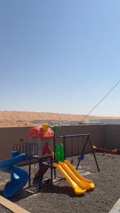 un parque infantil en medio del desierto en Sand House ساند هاوس, en Al Raka