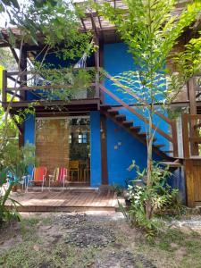 马劳Casas Oceano的拥有蓝色墙壁和木制甲板的房子