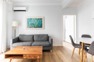 A seating area at Eclair by halu! Apartments