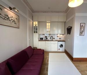 salon z fioletową kanapą i kuchnią w obiekcie Azja, Sopot Monte Cassino, Balkon, Parking w mieście Sopot