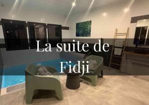 - un salon avec deux chaises et un panneau indiquant la suite de fiji dans l'établissement Domaine de Meros, à Plonévez-du-Faou