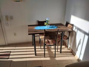 uma mesa de jantar com cadeiras e uma toalha de mesa azul em Apartamento Cabuçu em Nova Iguaçu