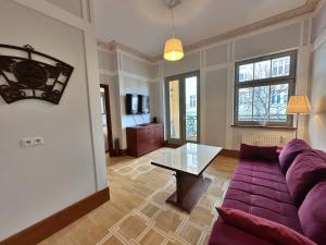 salon z fioletową kanapą i stołem w obiekcie Azja, Sopot Monte Cassino, Balkon, Parking w mieście Sopot
