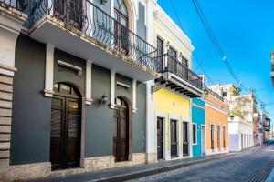 聖胡安的住宿－Charming Retreat in Old San Juan，街上一排色彩缤纷的建筑