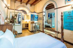 聖胡安的住宿－Charming Retreat in Old San Juan，一间卧室,卧室内配有一张床和一把椅子