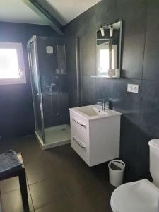 Phòng tắm tại Appartement de détente et vue sur montagnes