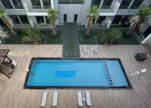 an overhead view of a swimming pool in a building at GuestReady - Prime Views in Dubai