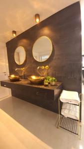 een badkamer met een wastafel en een spiegel bij Y.L אירוח בוטיק in Bet Sheʼan