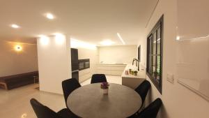 eine Küche und ein Esszimmer mit Tisch und Stühlen in der Unterkunft Y.L אירוח בוטיק in Bet Scheʼan + 17 Fotos