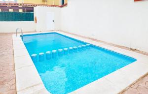 een zwembad met blauw water in een huis bij Gorgeous Home In Almazora With Wi-fi in Almazora