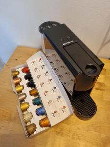 eine Schachtel Buntstifte auf einem Holztisch in der Unterkunft BMS BALANCE - Gemütliche 4 Sterne Möblierung neben dem Parkhotel in Wolfsburg + 8 Fotos