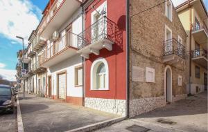 um edifício vermelho e branco ao lado de uma rua em Cozy Apartment In Orsogna With Kitchen em Orsogna