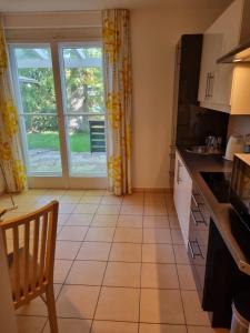 eine Küche mit einem großen Fenster und einem Tisch in der Unterkunft BMS BALANCE - Gemütliche 4 Sterne Möblierung neben dem Parkhotel in Wolfsburg