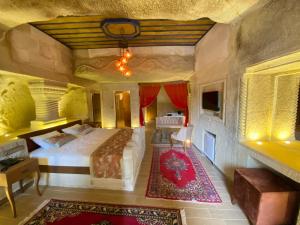 Postel nebo postele na pokoji v ubytování Mesken Cave Suites