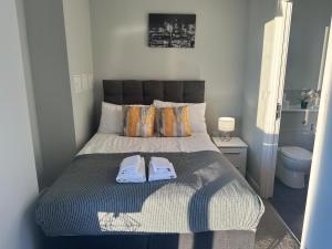 Tempat tidur dalam kamar di Adelphi Wharf Apartments by Beehosting