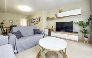 een woonkamer met een bank en een tv bij House Panoramica Golf Holidays in Sant Jordi
