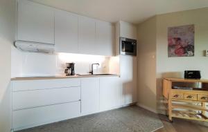 オーステンデにあるCozy Apartment In Oostende With Wifiの白いキャビネットとシンクのあるキッチン
