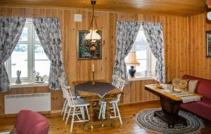 comedor con mesa, sillas y ventanas en Amazing Home In Flisa With Kitchen, en Rusta