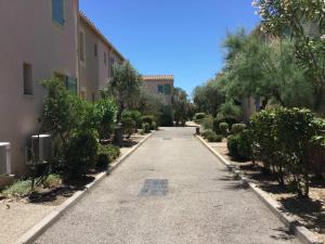 ムリエスにあるNice house with shared pool in the Alpilles, 8 personsの二棟の間の空き道