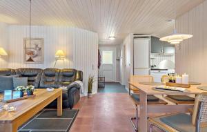 sala de estar con sofá y mesa en Beautiful Home In Skjern With Kitchen en Skjern