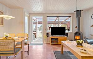 un soggiorno con TV e una sala da pranzo di Beautiful Home In Skjern With Kitchen a Skjern