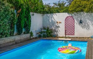 einen Pool mit einem aufblasbaren Pool in der Unterkunft 3 Bedroom Stunning Home In Caissargues in Caissargues