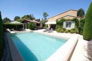 una piscina frente a una casa en Very pleasant vacation rental with heated pool in the Luberon, en Gargas