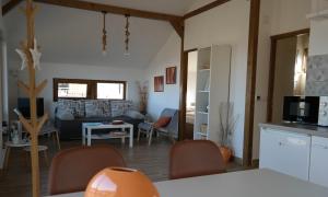 cocina y sala de estar con sofá y mesa en LIPA houses & spa, en Sopot