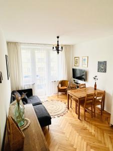 - un salon avec un canapé et une table dans l'établissement Apartament Jan III Sobieski, à Rzeszów