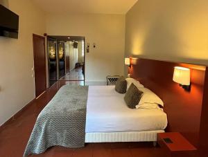 Letto o letti in una camera di Hôtel Cloitre Saint Louis Avignon