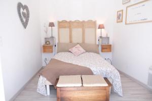 um pequeno quarto com uma cama e um banco em Très jolie location vacances climatisée, 6 personnes proche des Baux de Provence, située au coeur des Alpilles à Mouriès, LS1-312 Clarta em Mouriès