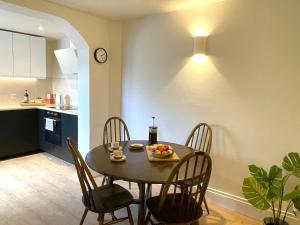 a dining room with a table and chairs in a kitchen at The Cottage Central Newcastle, 4-Star Accommodation by Tourism Northern Ireland in Newcastle