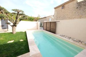 Piscina de la sau aproape de charming house with private pool in the heart of the village of aureille in the alpilles, 6 people.