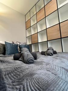 1 dormitorio con 1 cama grande y 2 toallas. en Apartament u Agness, Aleja Szajnowicza Iwanowa 27 Kielce, en Kielce