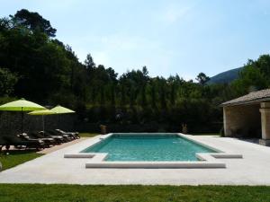 19th century Provencal Mas with pool in Provence in the Luberon, sleeps 6の敷地内または近くにあるプール