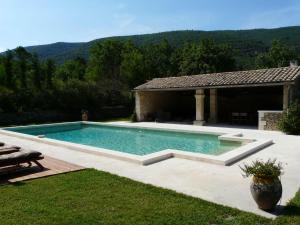 ラコステにある19th century Provencal Mas with pool in Provence in the Luberon, sleeps 6の家庭のスイミングプール