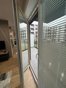 Habitación con puertas correderas de cristal y balcón. en Apartament u Agness, Aleja Szajnowicza Iwanowa 27 Kielce, en Kielce