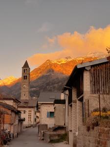 una pequeña ciudad con una iglesia y una montaña en Appartamento Evelina, en Airolo