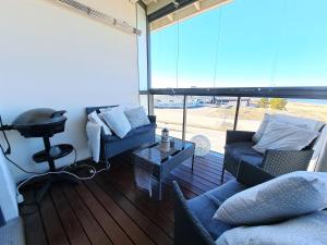 un soggiorno con due divani e una grande finestra di Seastar 210 a Kalajoki Altre 2 foto