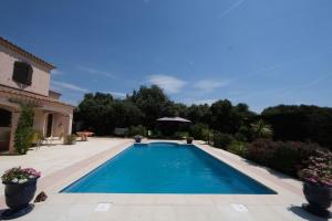 - une piscine dans une cour à côté d'une maison dans l'établissement pleasant villa located in aureille, close to the center by foot, in the alpilles park, sleeps 6., à Aureille