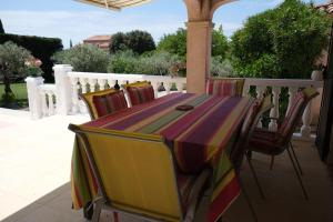 una mesa colorida y sillas en el patio en pleasant villa located in aureille, close to the center by foot, in the alpilles park, sleeps 6. en Aureille